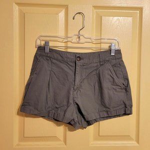 Twill Mid-Rise Cuffed Shorts in Army Green